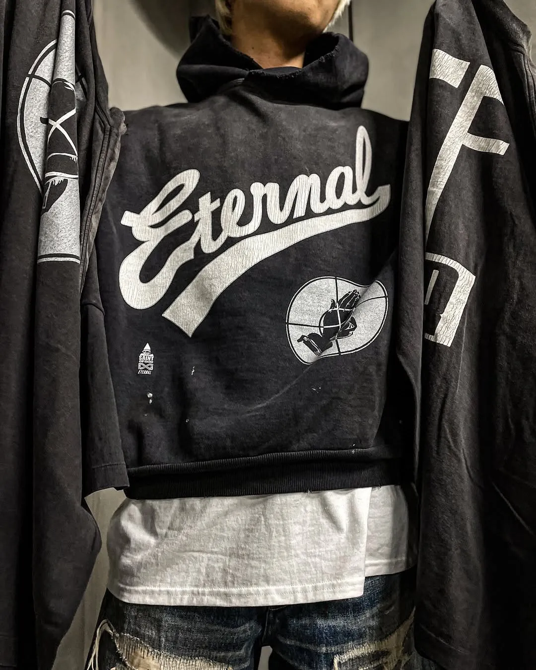 SAINT Mxxxxxx × FEAR OF GOD FG_HOODIE/SNT OF GOD/BLK FOG joint model ETERNAL praying crosshair distressed hoodie. Washed black S-XL. This season's popular super popular joint model. The original version is the same. Thin spring and summer fabrics. The upper body is comfortable. The BOXY version of the short fat wide shoulder line. Fashion darling wears it with a high-end feel. Heavy washing and water fading technology. The horse is repositioned. Excessive wear and damage graffiti treatment. Correct version FOG joint main mark/wash mark/little angel mark